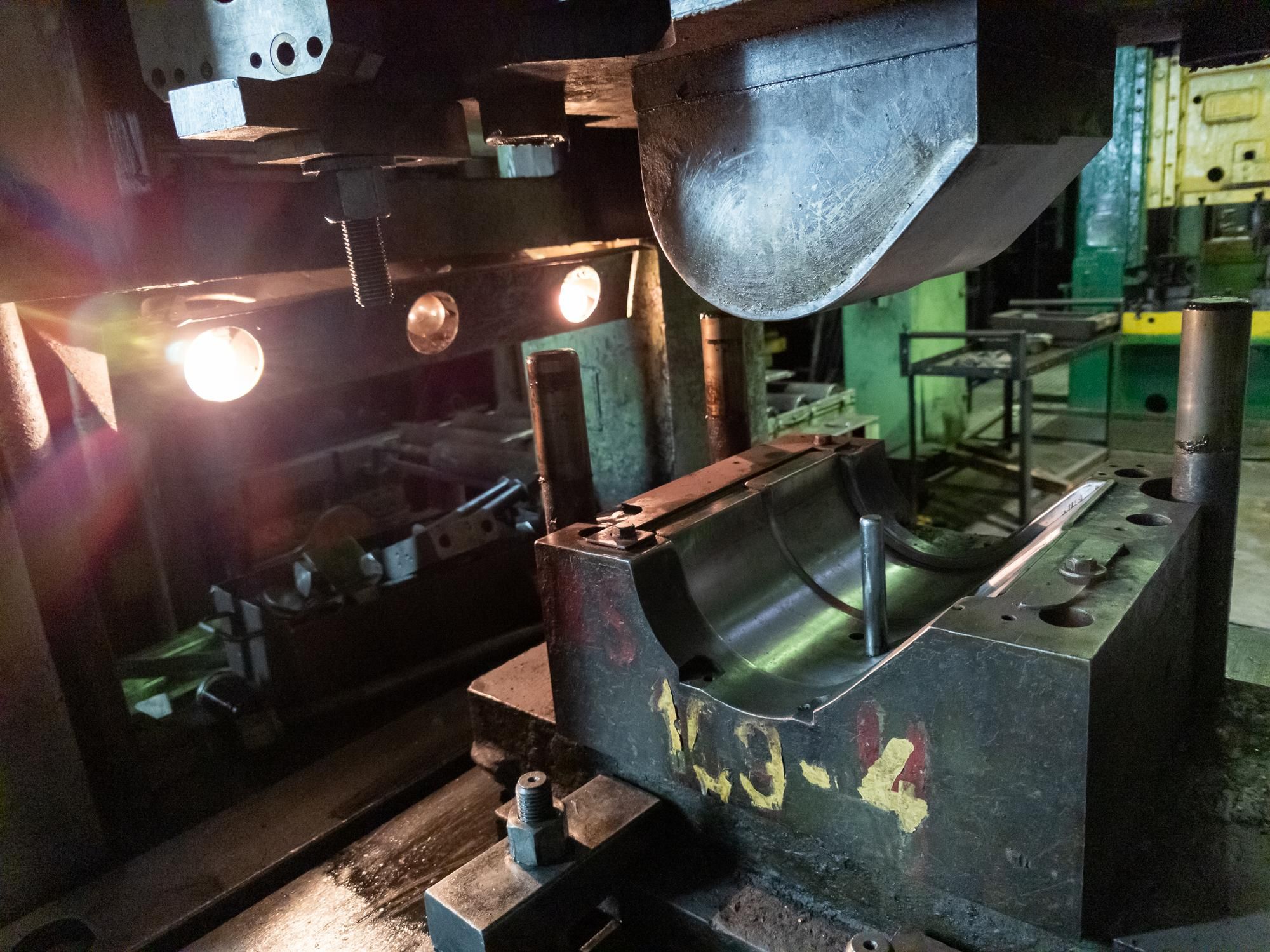 Prensa de estampación industrial con troquel para conformado de chapa