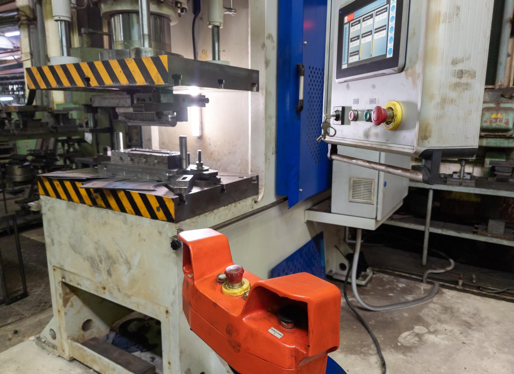 Plegadora CNC industrial controlada por ordenador