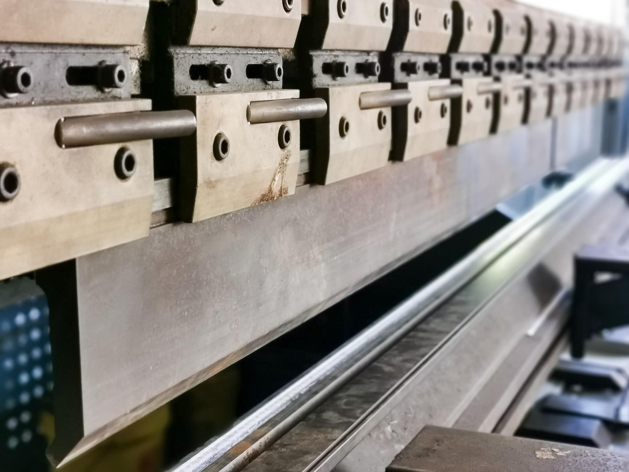 Plegadora servoeléctrica industrial doblando chapa en planta de fabricación